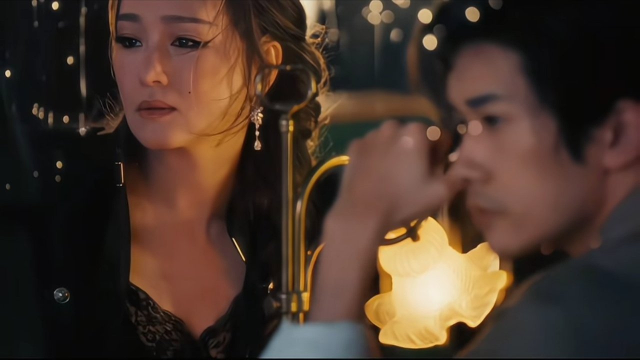 巩俐易烊千玺嘉人九月刊封面预告镜头之下，两个人气质反差十足。巩俐带着历经国际影坛