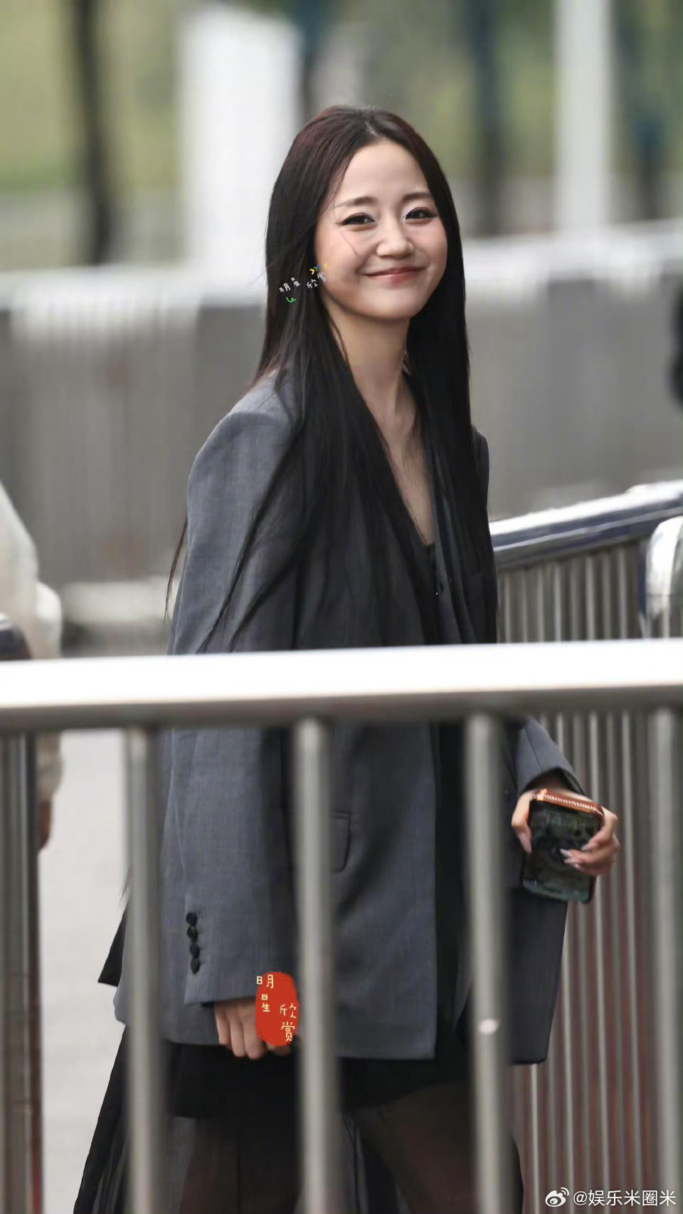 万千惠浪姐上班路透浪姐上班氛围感狠狠拿捏，万千惠低调现身却自带暖意，拎着零食给等