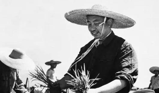 1976 年 2 月，面对身体的严重状况，毛主席作出两项关键人事安排：其一为任命