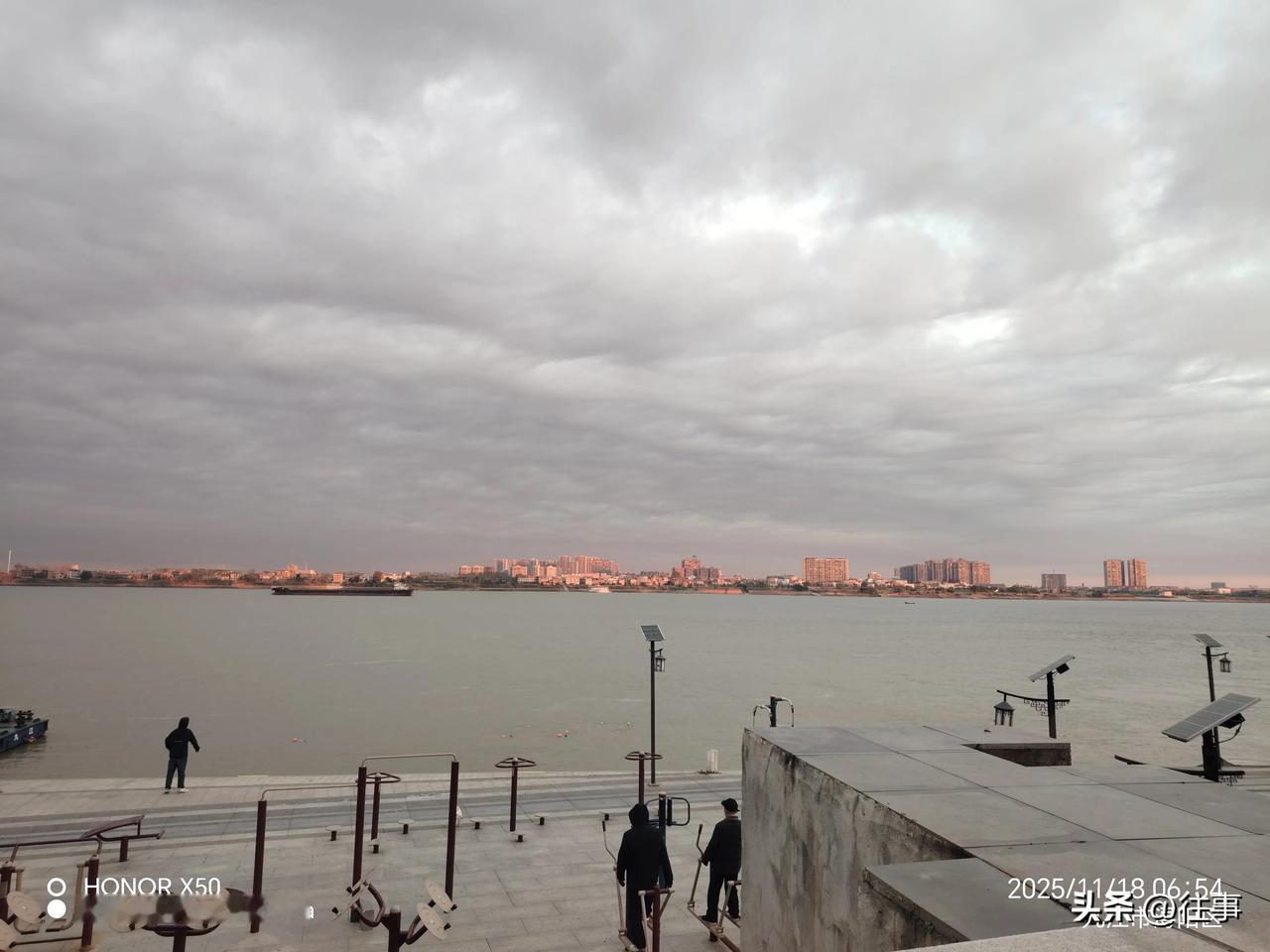 冬日生活打卡季长江岸边晨练打卡冬日随手拍 冬日生活打卡