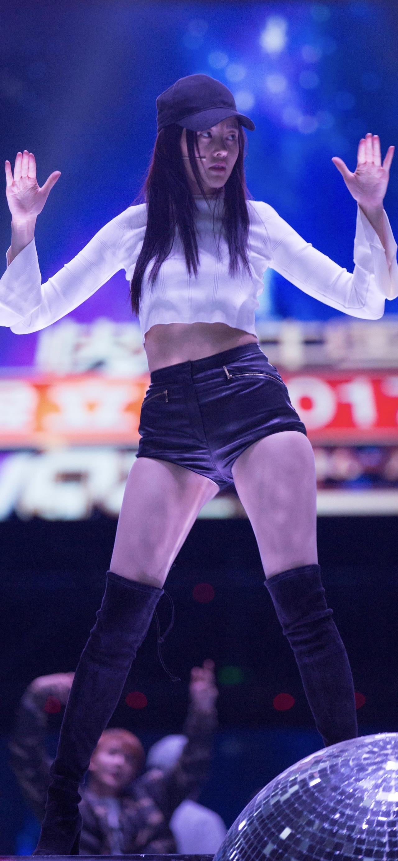 最满意的张天爱舞台穿搭！张天爱 小皮裙大波浪 大长腿 蜜桃臀