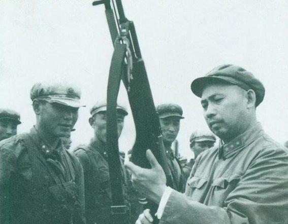 1950年，第113师作战科长陈锦渡打了结婚报告，当天就结了婚。入了洞房，小两口