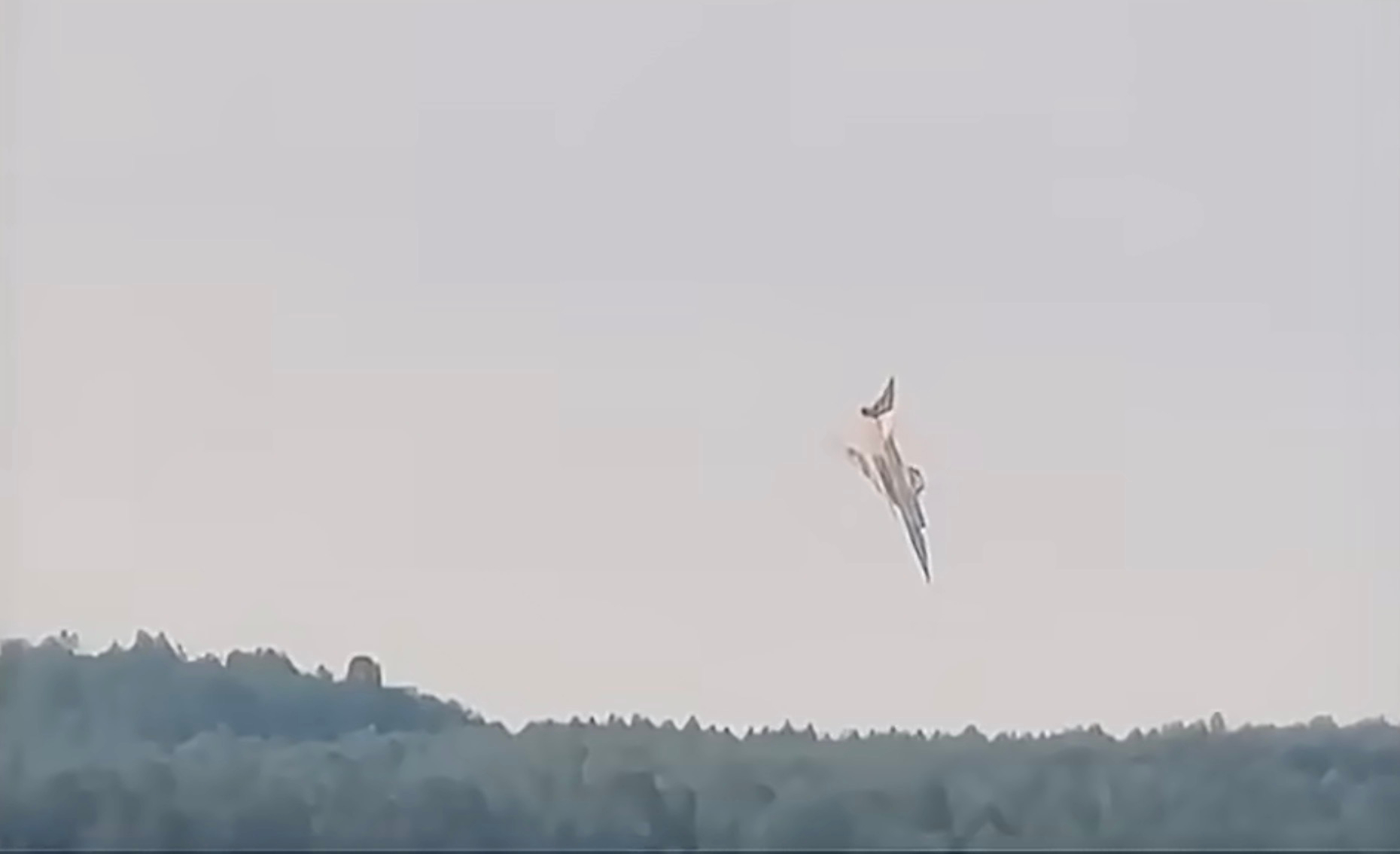 难兄难弟之美俄：一架美国空军B-52轰炸机在爱德华兹空军基地起飞之后不久坠毁；俄