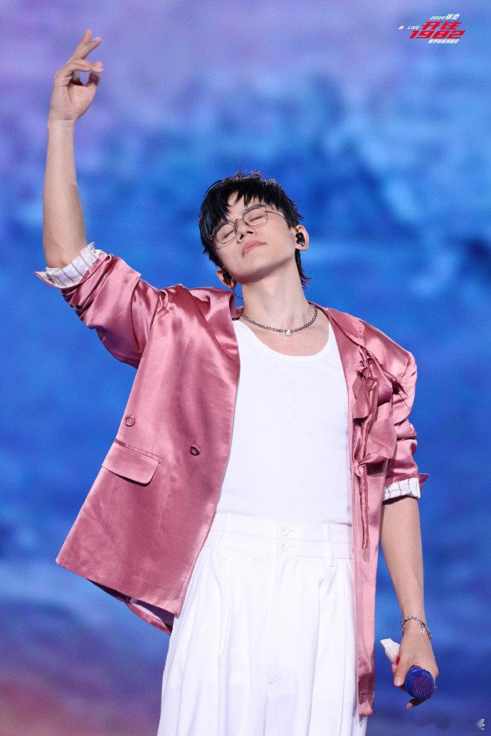 #张杰白色低U内搭# 张杰白色低U内搭，当磁场匹配，心意连接，张杰赋予着我们超乎