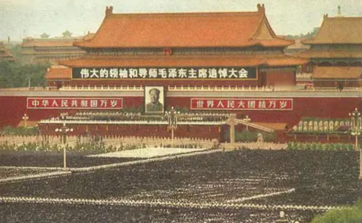 1976年毛主席逝世后，汪东兴审阅悼词提出一个建议，华国锋听后表示赞同，内容到底