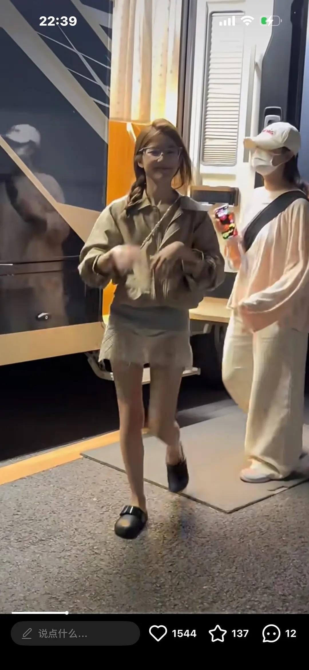 窝🥩是不是得了什么奇怪的癖好病…怎么穿衣服老是这样…身边没有人提醒吗？ 