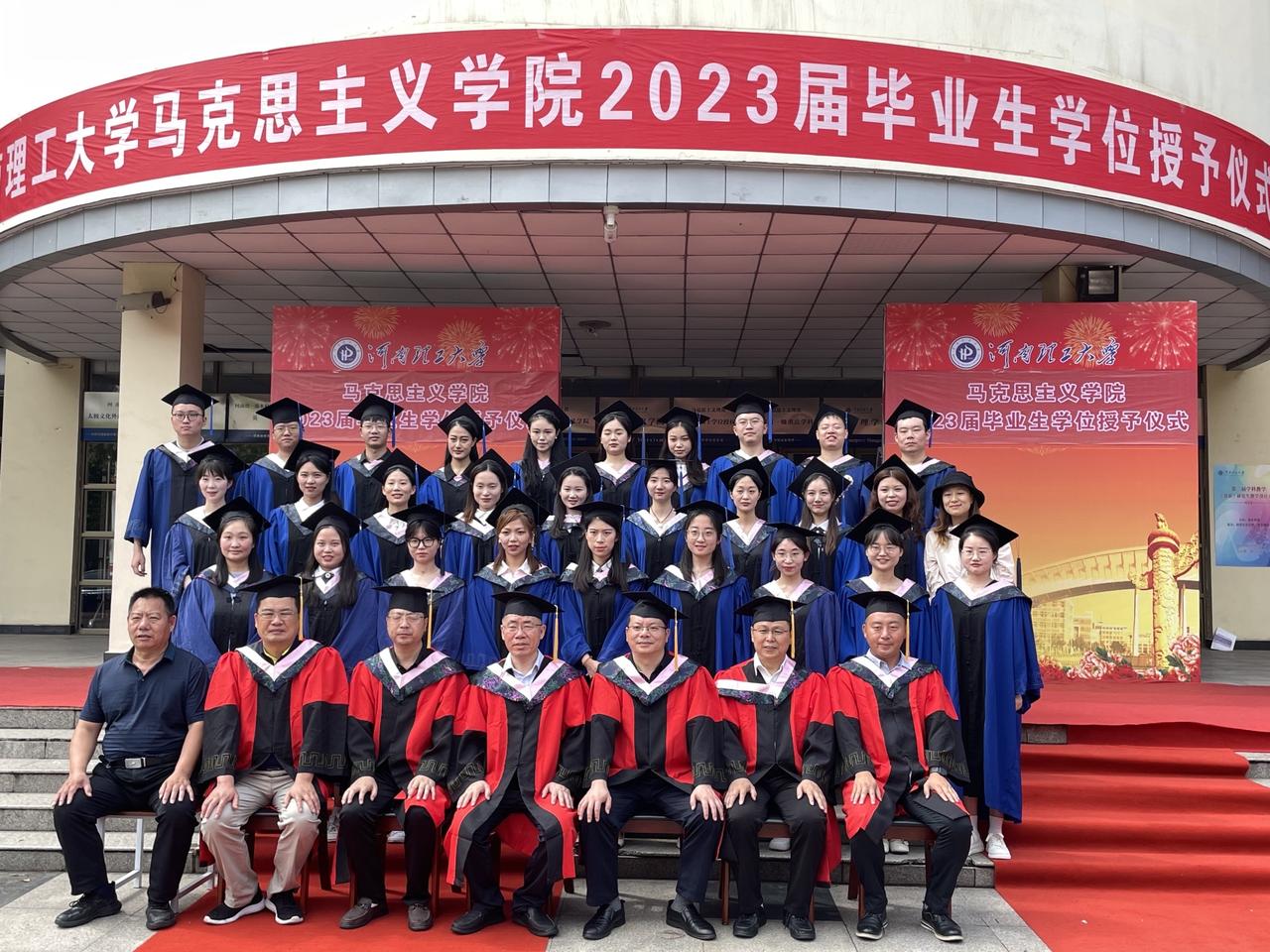每次去上厕所
我总能看见一小女孩在教室走廊上
安安静静，不吵不闹
起初我以为是老