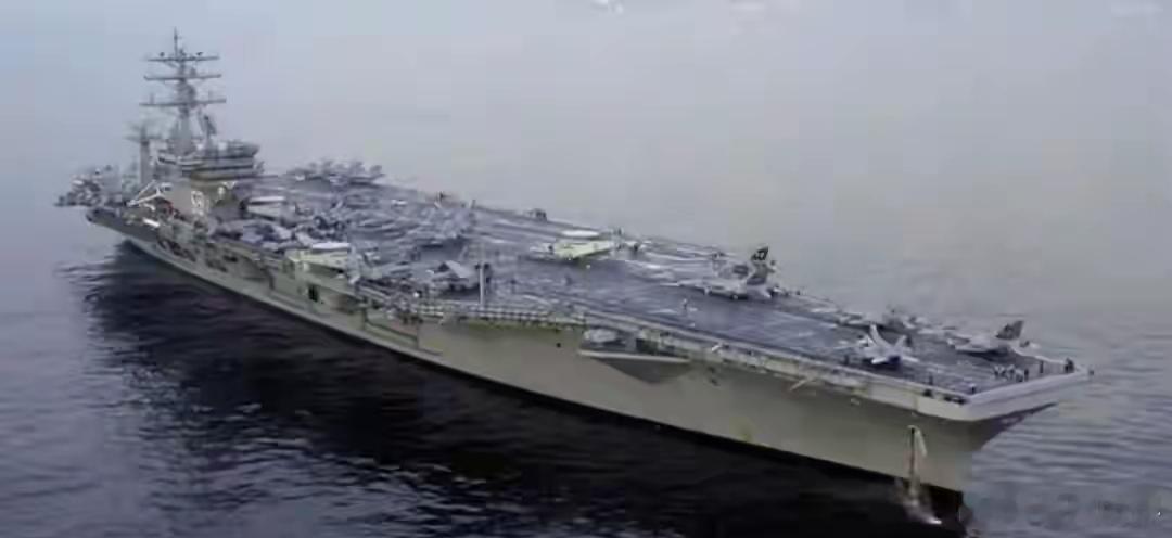 美军南海耀武扬威栽跟头，30 分钟2架军机接连坠海！近日，美国尼米兹号航母的舰载