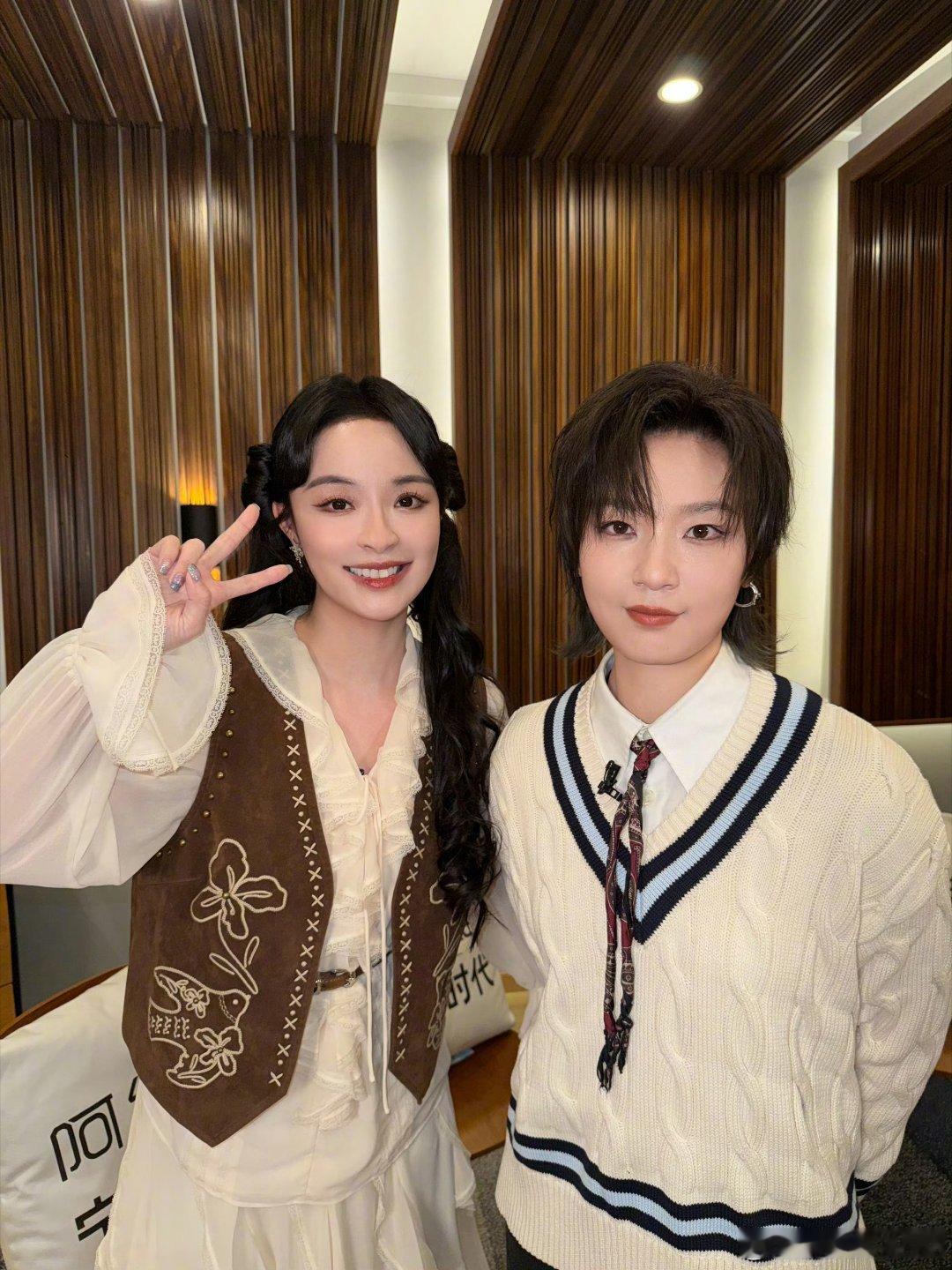 李莎旻子手机屏保是周笔畅二十年追星终成同行，湖南卫视背后 周笔畅是李莎旻子的偶像