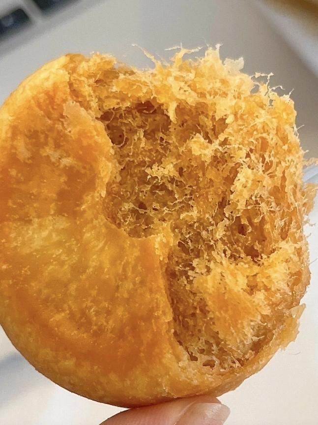 超市购物，正在货架前挑选，听到不远处，一个营业员略带紧张的小声说：王姐，坏事了！