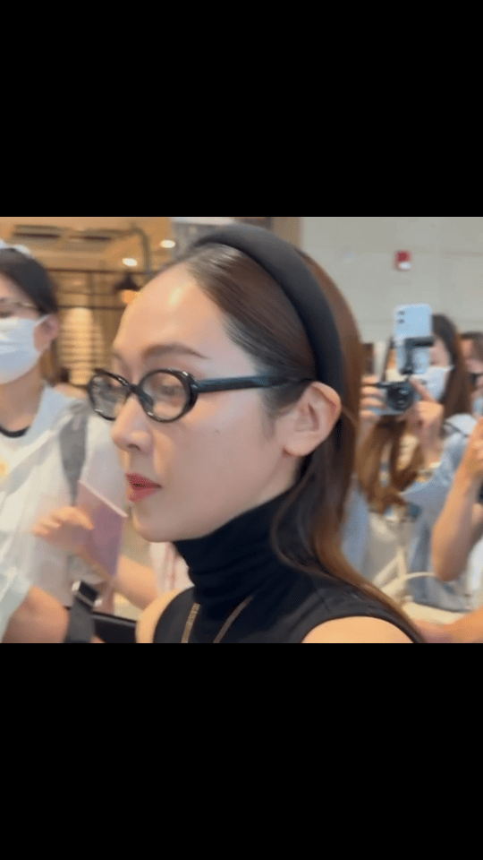 是不是想学林允儿那个捂鼻子啊，可是感觉有点做作 