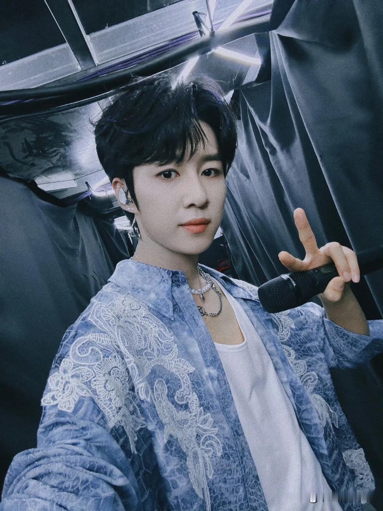 十个勤天全国巡演佛山站迎来一群年轻小哥哥观看演出，大家都在猜他们是不是《种地吧3