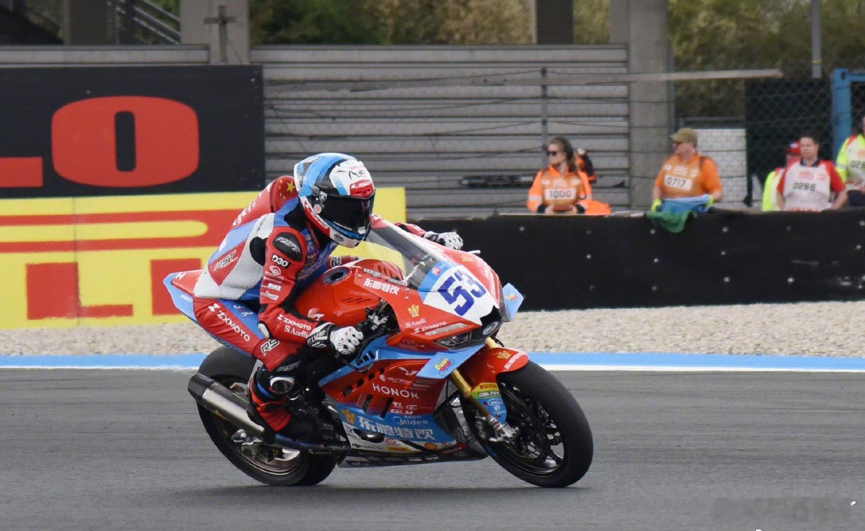 张雪机车一脚压线把名次压赚了第四也很棒了！张雪机车继续加油！ 