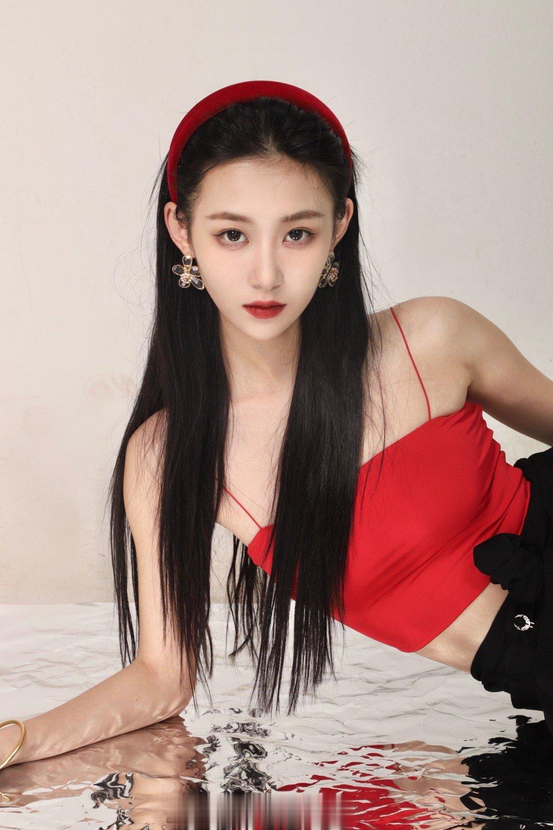 真的很喜欢红金黑这三个颜色～  ​​​
