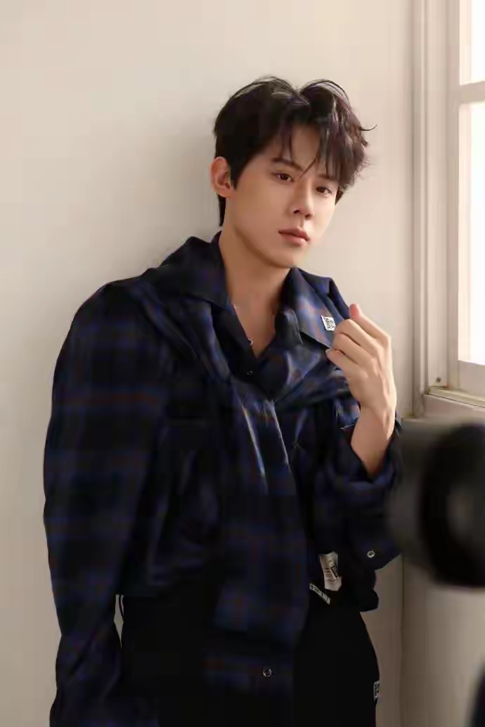 1月4日，有八卦博主曝演员周奇和向涵之的恋情，2019年“周奇站姐脱粉爆料”旧事