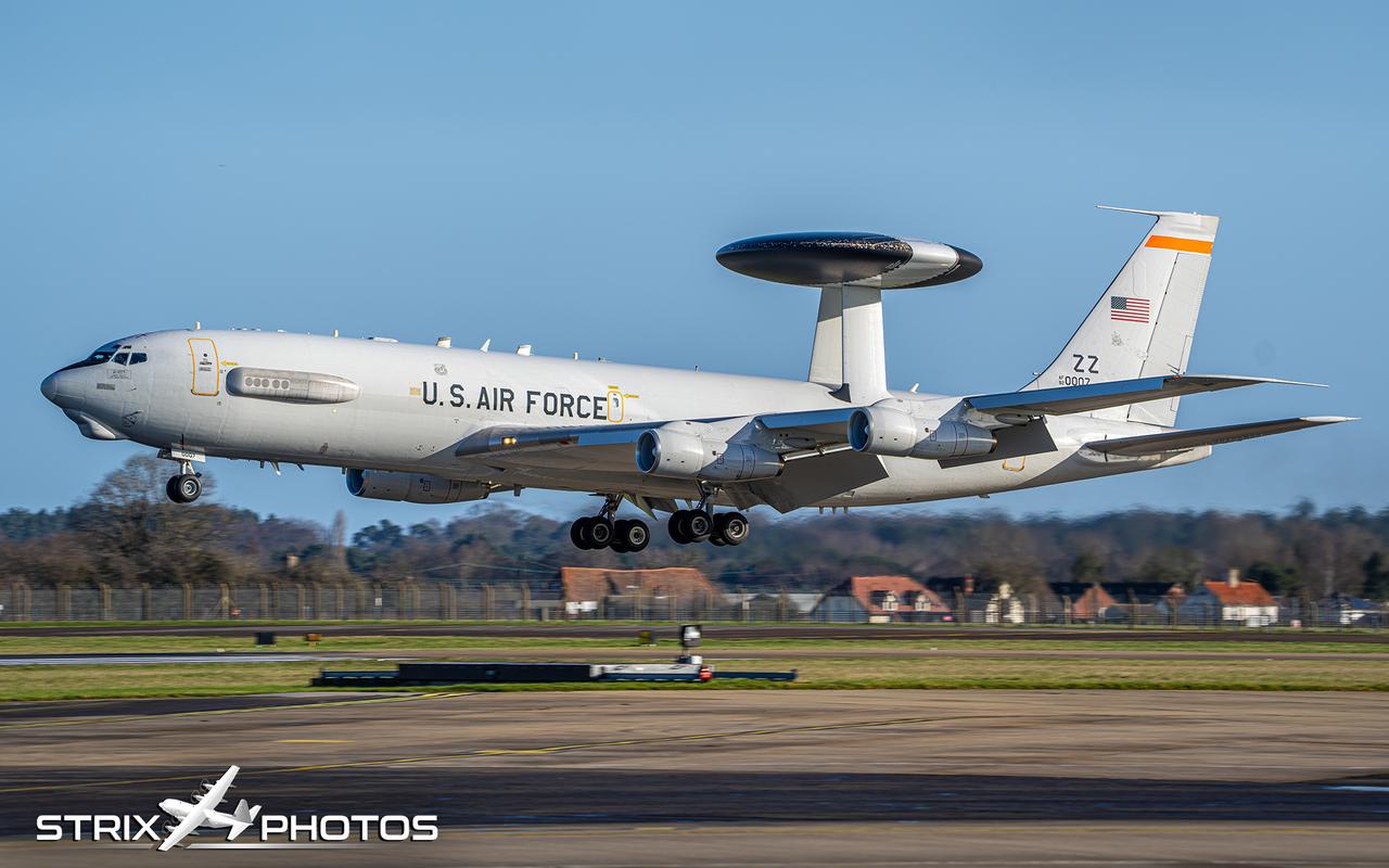 两架美国空军E-3哨兵预警机（Sentry AWACS）——远程空中预警和控制平