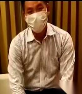 庭审那天，他没染发。
一头花白的头发，就那么毫无遮掩地出现在所有人面前。
可就在