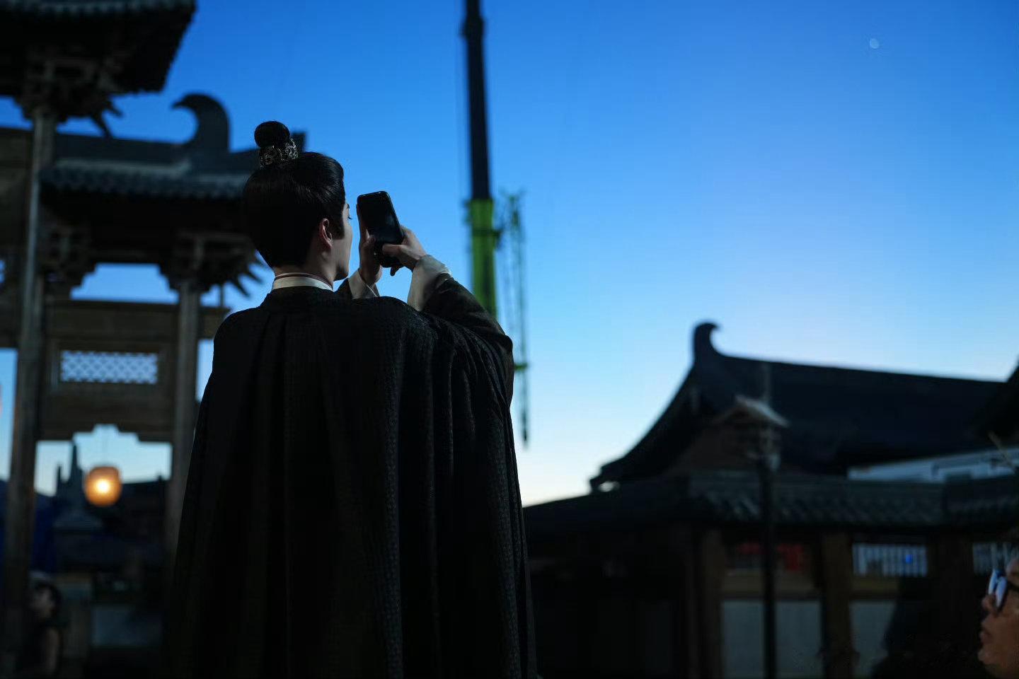 陈鑫海杀青博直接被造型惊到，十套每套都戳在审美上，裴右安真的把“贵气”刻进骨子里