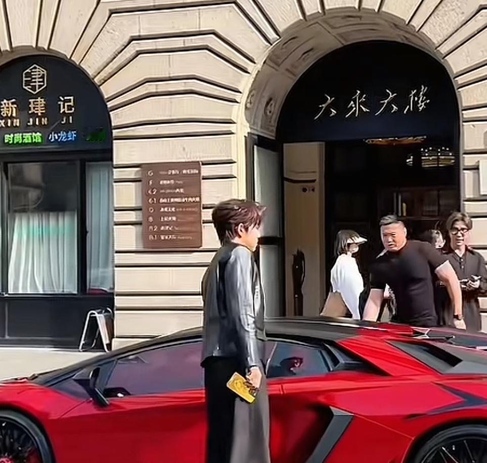 白冰现在应该没有我们想象的那么有钱，他的收入来源主要是靠星图广告。从他的后台数据