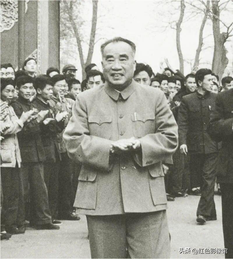 1.朱德
2.朱德在四川成都市郊调研时同农民交谈。
3.1959年6月，朱德视察
