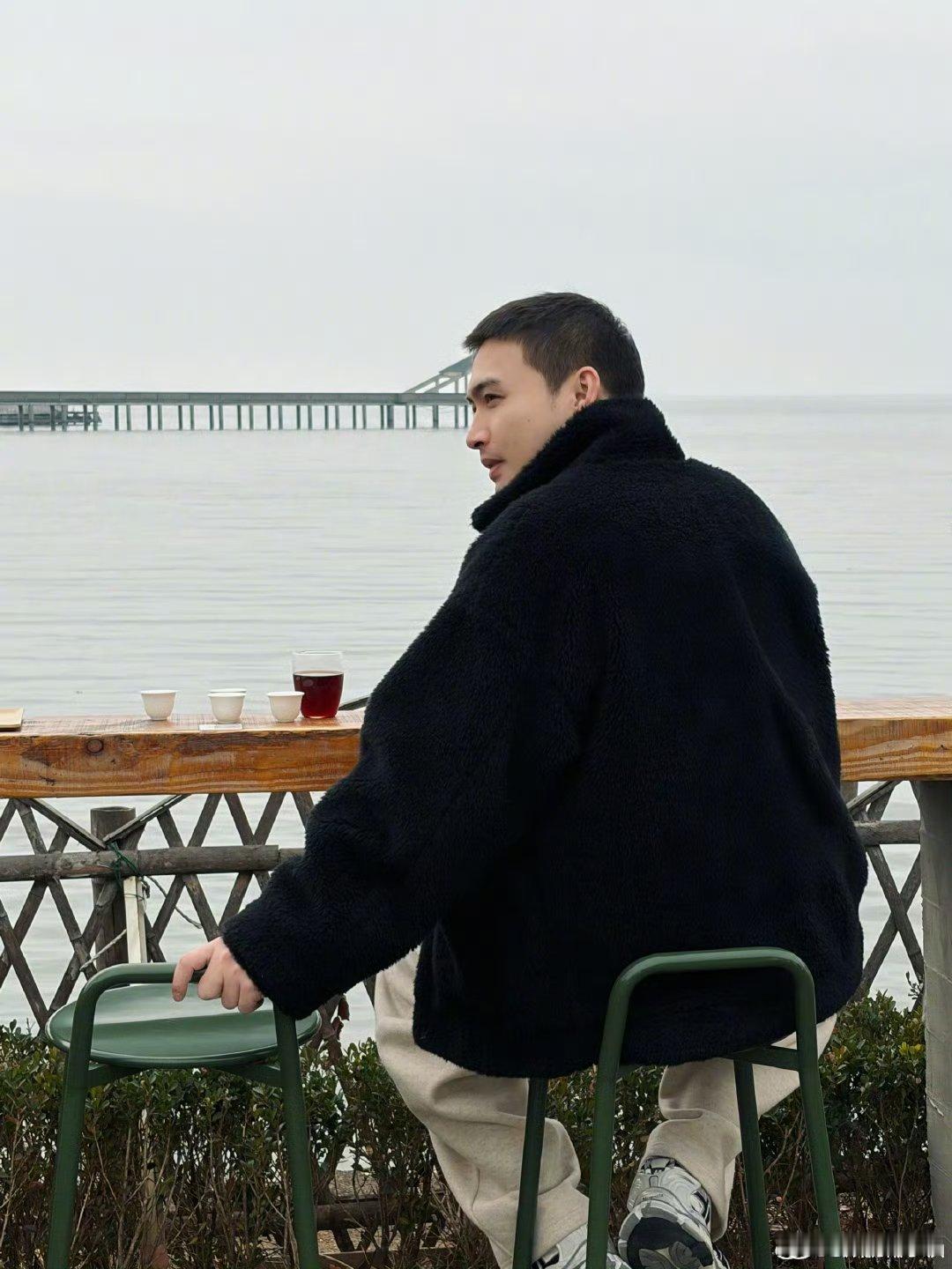 张彬彬剃了寸头帅 仅留侧脸就能证明 