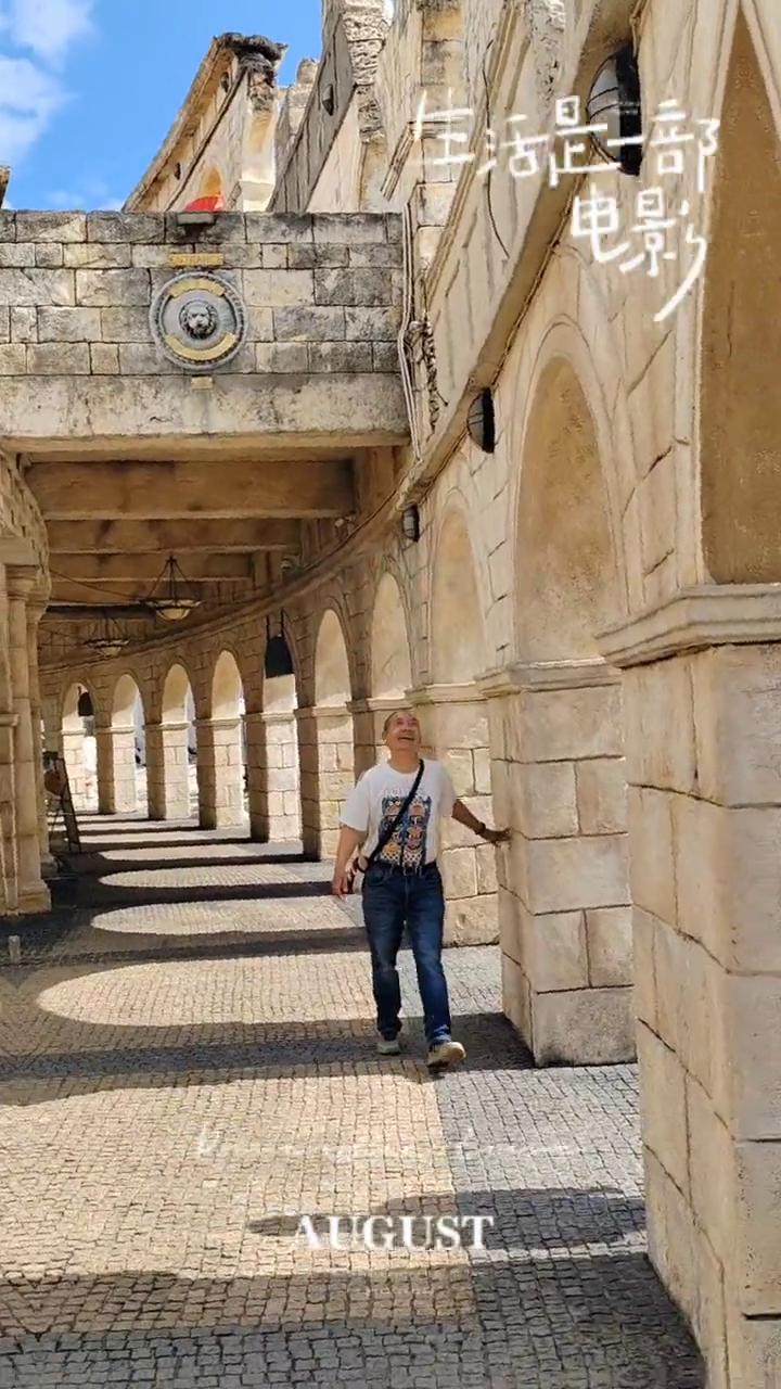 三是部电影。
DIRECTOR导演，红星闪烁，PERFORMER演员。
DATE