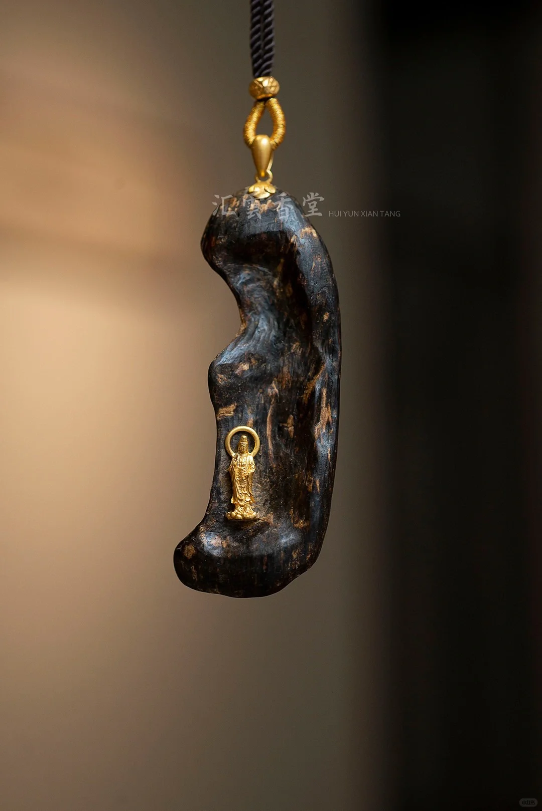 沉香观音，散发出淡淡的清香，让人感到宁静和