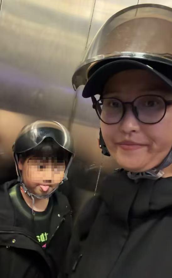 河南濮阳，女子得了乳腺癌，9岁儿子有自闭症，丈夫不堪压力提出离婚，单亲妈妈带着儿