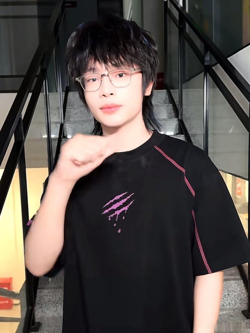 吾儿这次的手势舞感情不够充沛啊 