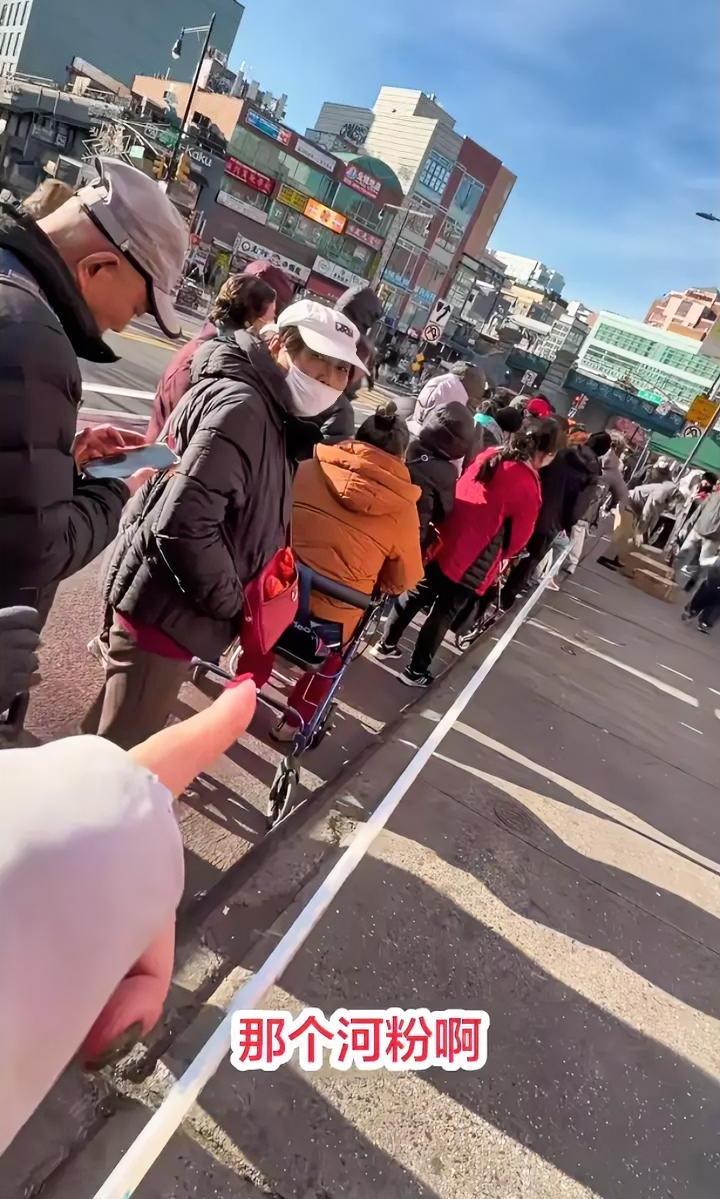 中国老人太有特点了
在美国排起长队领河粉
听说是免费送
不知道的以为回了国内
美