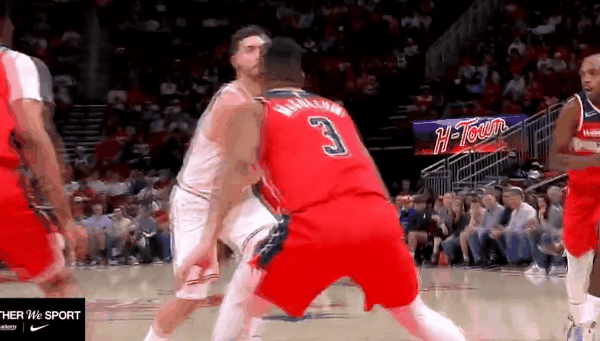 场均一空接！阿门这360°空接真帅！
在今天NBA常规赛火箭对阵奇才的第一节比赛