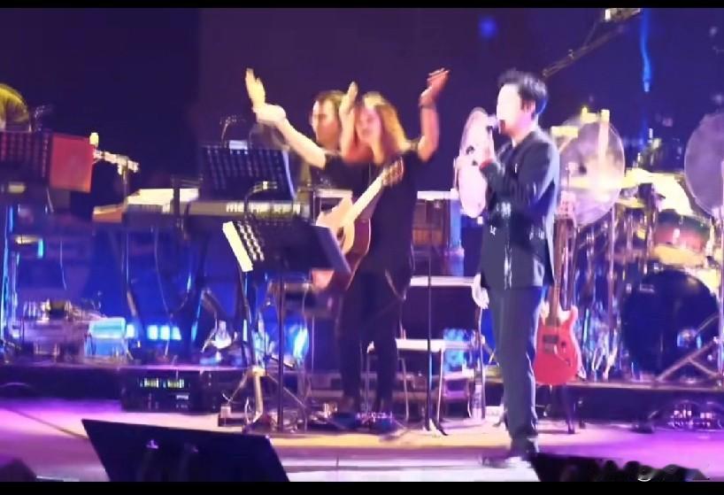 网友们为蔡国庆四十年如一日唱365个祝福而感动！你对蔡国庆怎么看