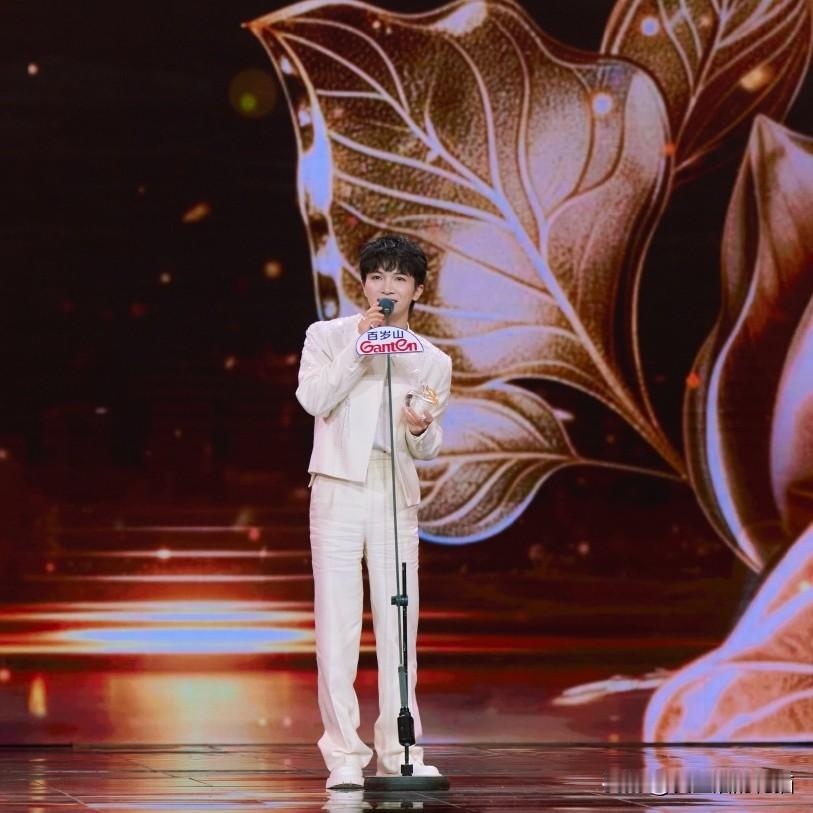 恭喜深深拿到年度品质金声这个奖！实至名归啊！

他的声音真的有魔力，每次听他唱歌