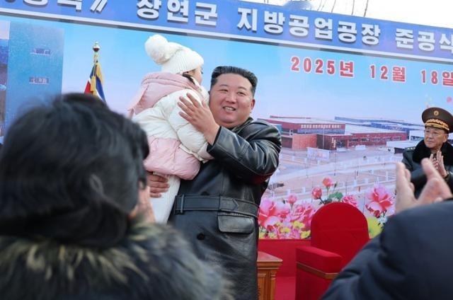 金正恩做出一个前所未有的重大宣布。朝中社披露消息称，朝鲜最高领导人金正恩出席了位