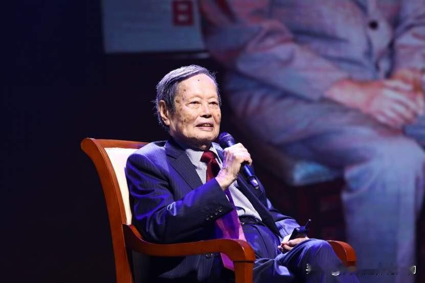 杨振宁以103岁高龄去世，民间和上层的评价貌似是两个极端。而民间对杨振宁的非议最