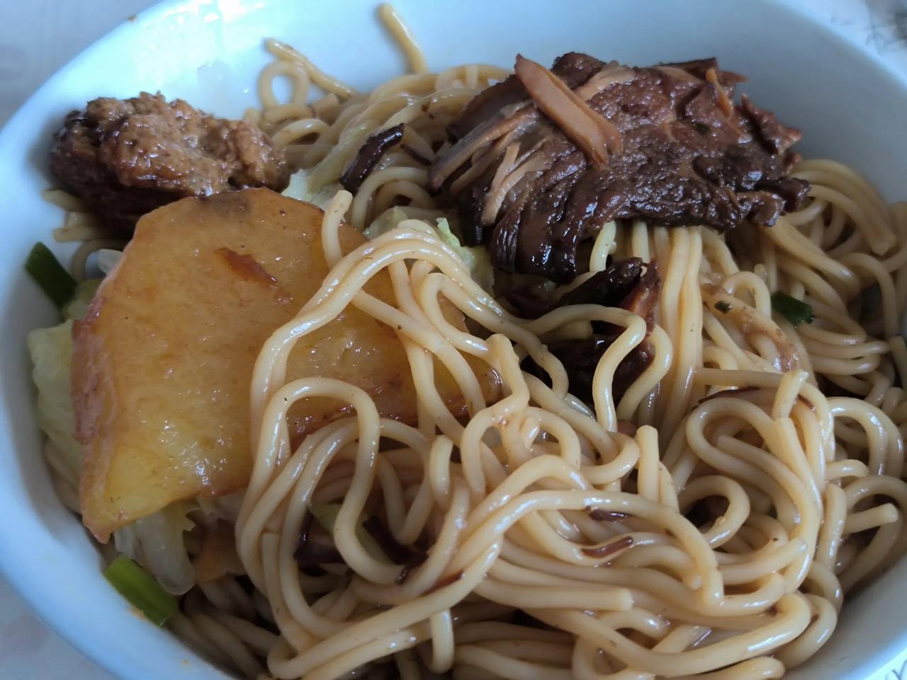 #生活碎片记录# 早上包子和鸡蛋，中午面条，健康第一，清淡饮食