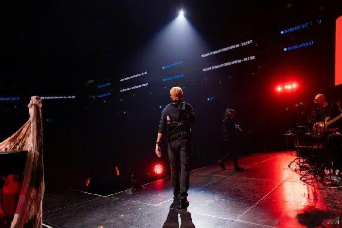 看个陶喆连织带拿的 哇，看完陶喆演唱会，我成了“彩带毛衣”拥有者！现场彩带喷射像