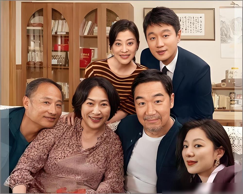 张国立梅婷佟大为这张合影又被翻出来了，别光盯着这几位大牌看，照片里藏着的半个娱乐