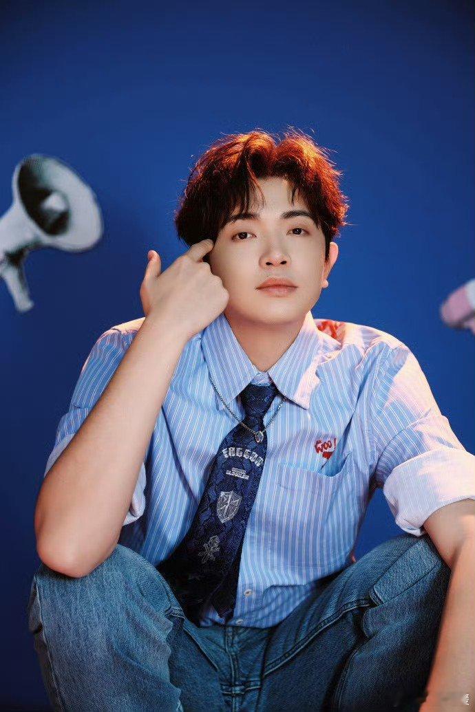 被颜人中照片吵到眼睛了颜人中照片超有料，搞怪互动活力四射，怼脸帅照惊艳眼球，迷糊