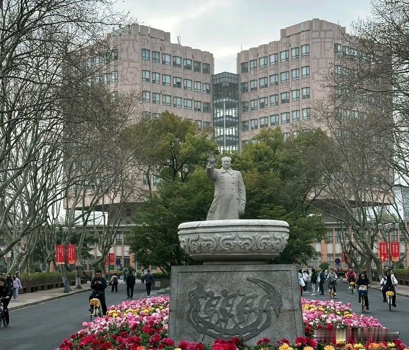 全中国最懂德国、最戳德国人的大学，绝对是同济大学！
 
国内名校千千万，但要说唯