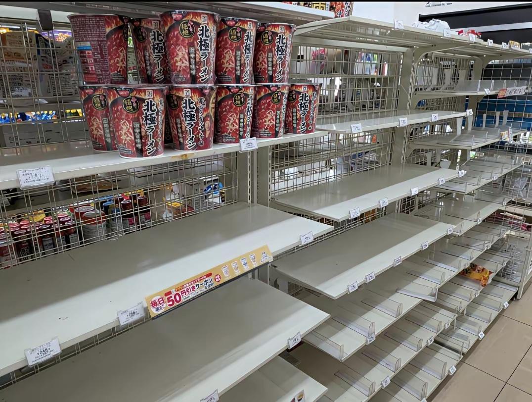 熊本市一家超市货架上其它口味的方便面都抢光了，就剩下辣味的方便面没人要。

辣椒