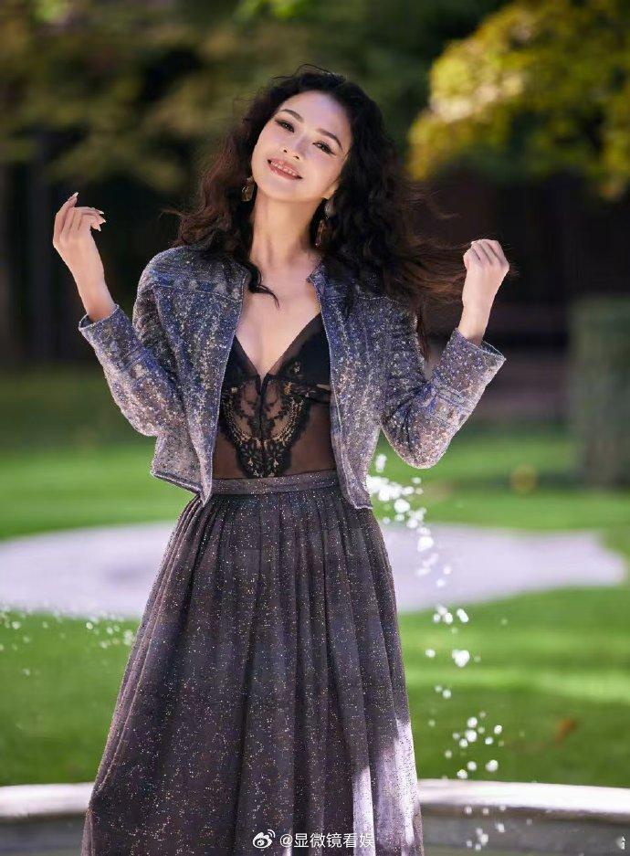 章子怡 妈咪好久不曾这样大方 谁被章子怡这次时装周出图惊艳到了！透视装搭配羊毛卷