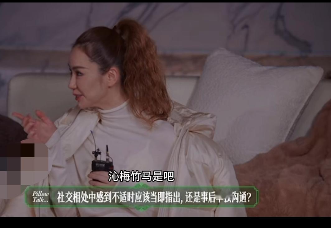 戚薇贴脸嗑李沁马思纯，太勇了
 
戚薇最近可太敢了！直接贴脸问李沁马思纯“你们是