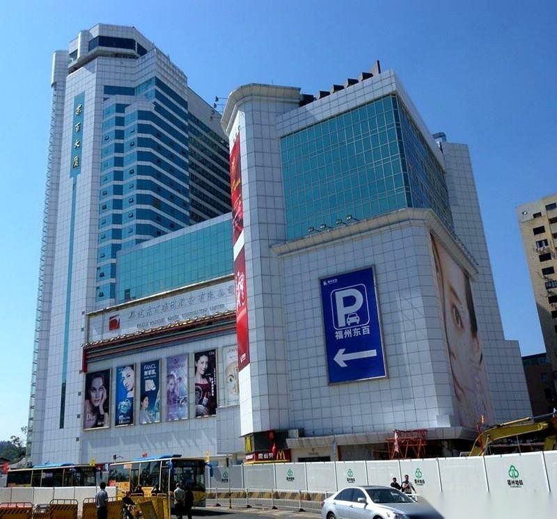 疯了。
一边是股价死死地按在跌停板上，绿得人发慌，一堆人排着队想割肉跑路。
另一