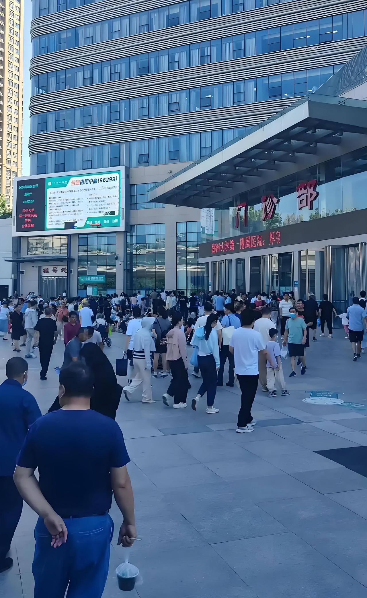 河南郑大一附院是亚洲最大的一所顶级医院。
美国梅奥诊所在美国也是最顶级的医院。