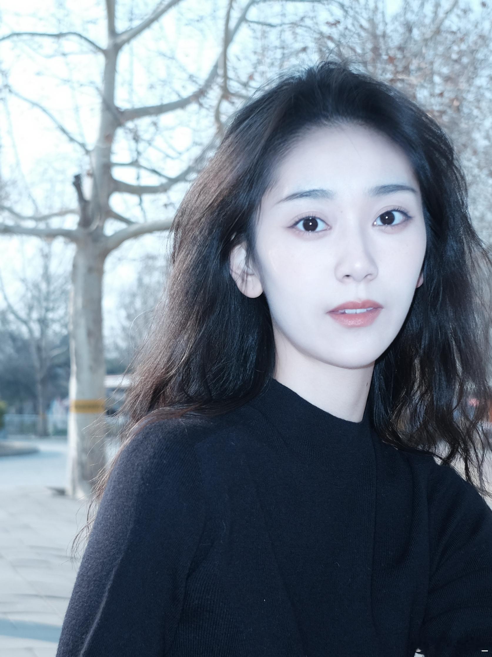 今天是剪了一小小小小缕头发以及出门逛了公园拍了照片的很开心的二月二！💇♀️🌳