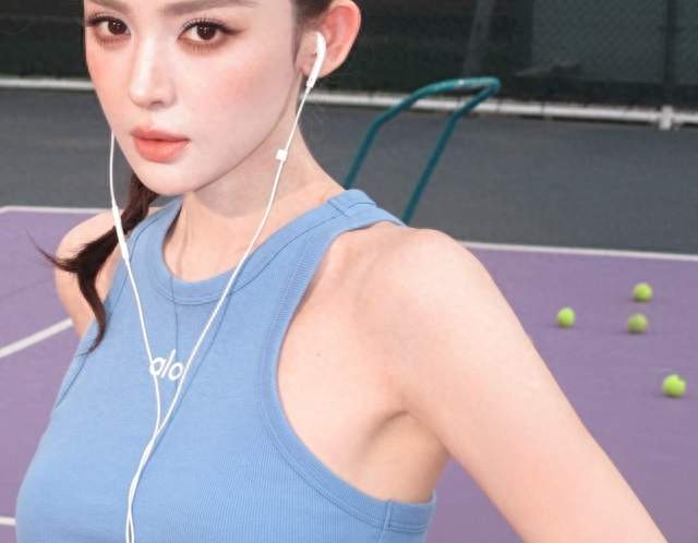 娜扎好自律，34岁颜值身材保持得很好，80斤跳舞时远看好小一只