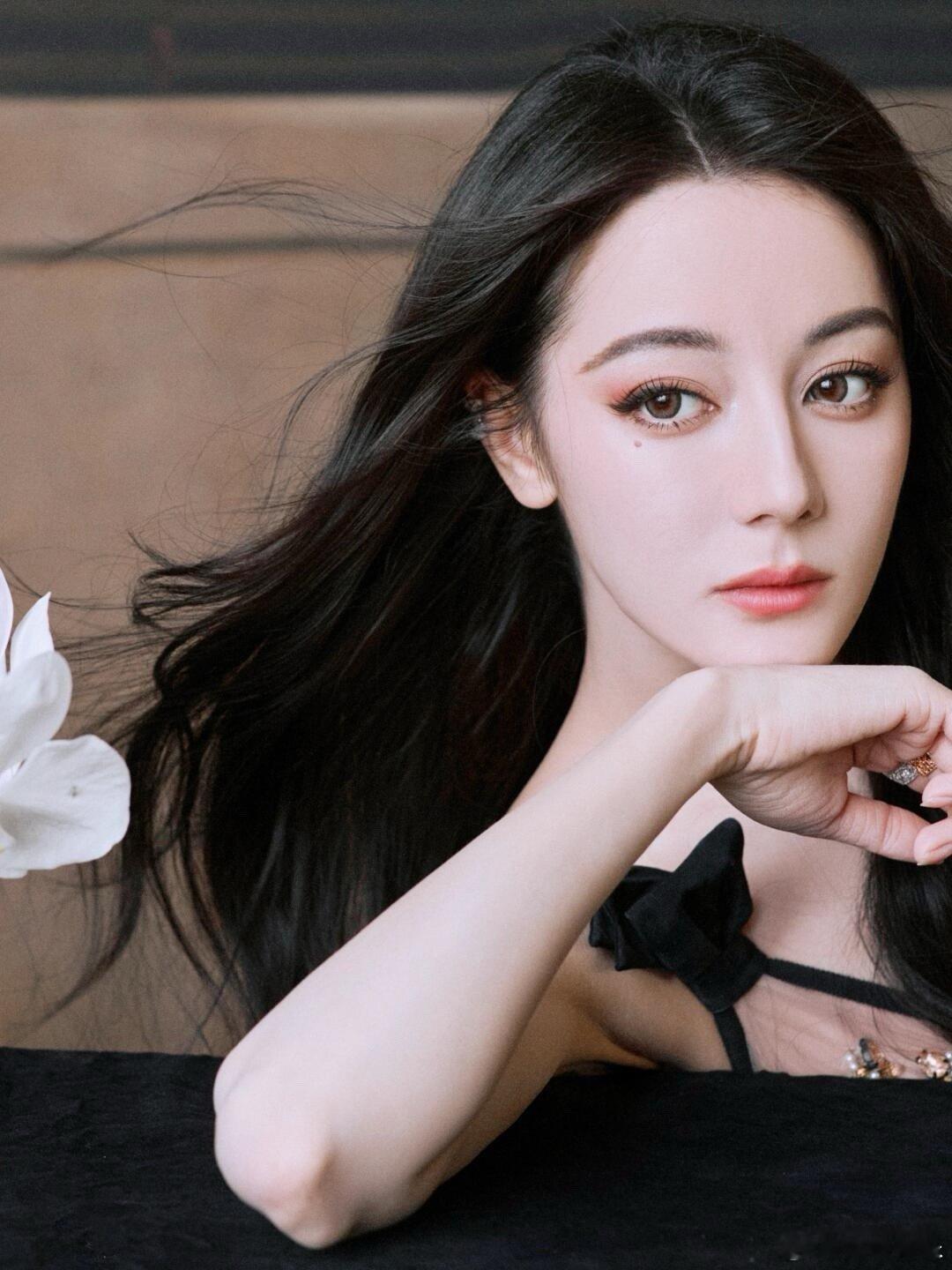 迪丽热巴[超话]   迪丽热巴绝美写真，一袭深V纱裙，性感迷人，只见迪丽热巴穿着