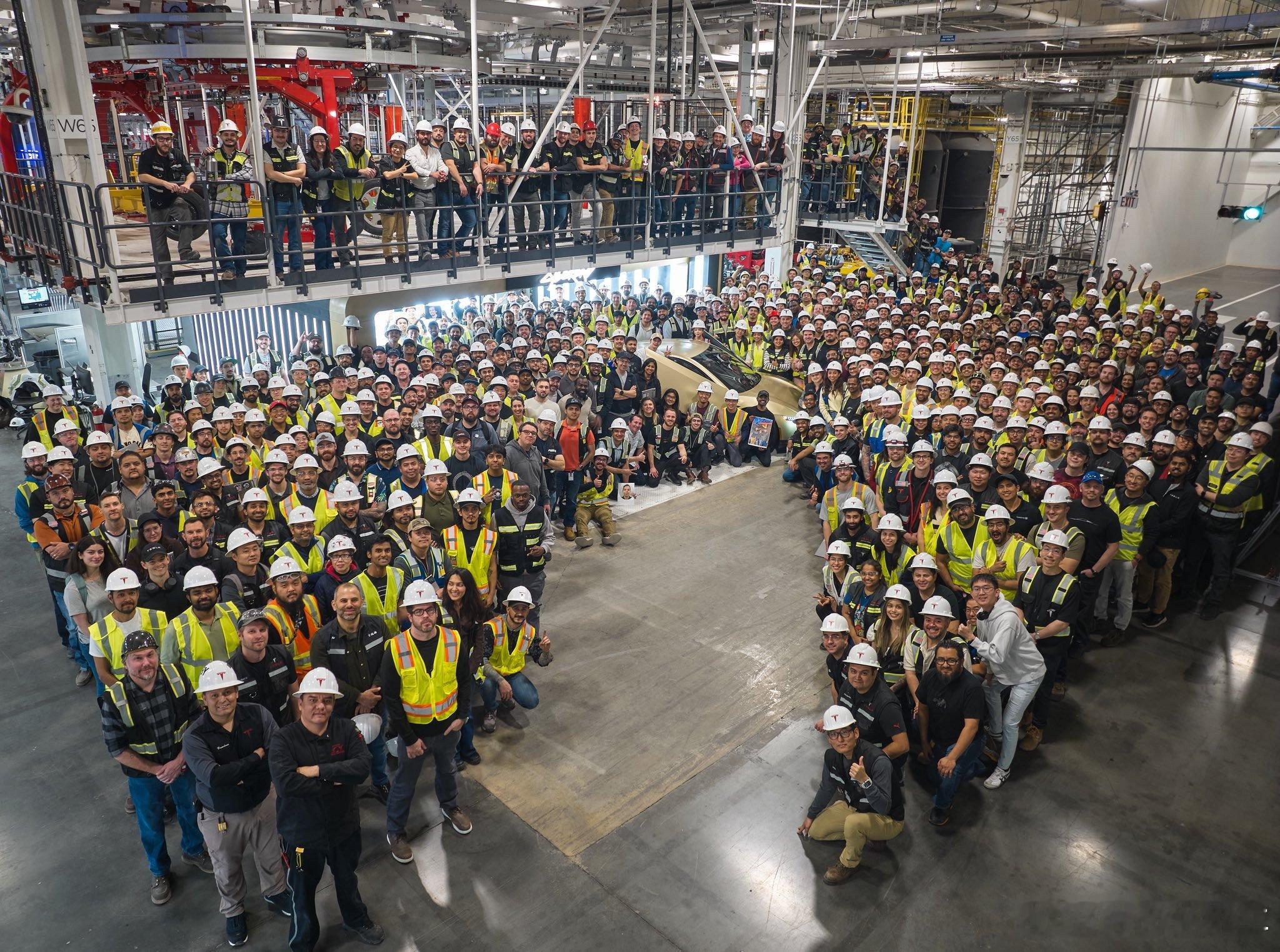 首台Cybercab量产版今日正式下线，正式的批量生产节奏依旧是在4月份，在上个