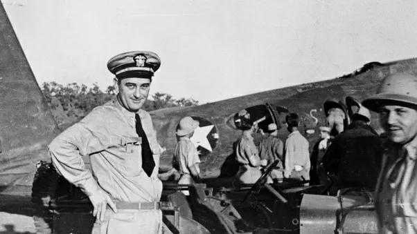 二战期间，林登·约翰逊 (Lyndon B. Johnson) 在登机前突然尿急
